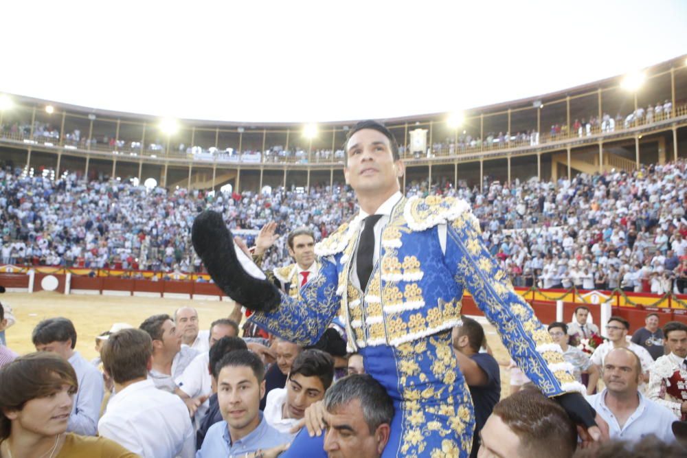 José Tomás y Manzanares salen por la puerta grande