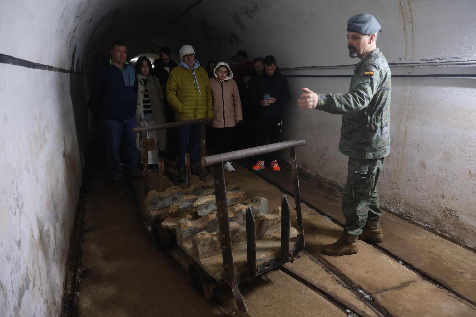 Participantres en las visitas organizadas por Pinchanogrove en la batería militar de Puerto Cuaces.