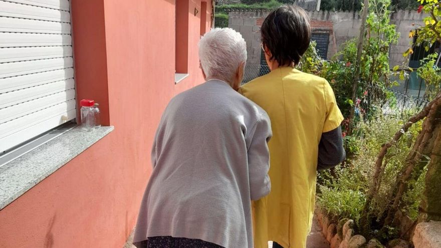 Una usuaria de ayuda en el hogar, con una trabajadora.