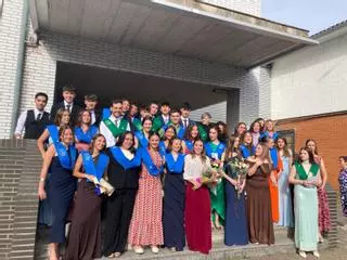 Emotivas ceremonias de graduación de alumnos de Bachillerato, cuarto de la ESO y ciclos formativos en Infiesto
