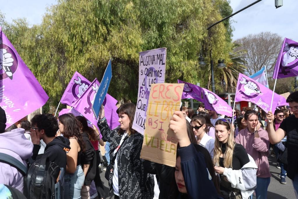 Las estudiantes toman las calles de València en el 8M