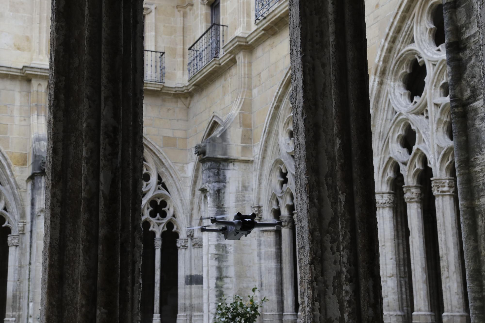 Drones volando en la Catedral de Oviedo: Iñaki Terán graba vídeos inéditos en el templo