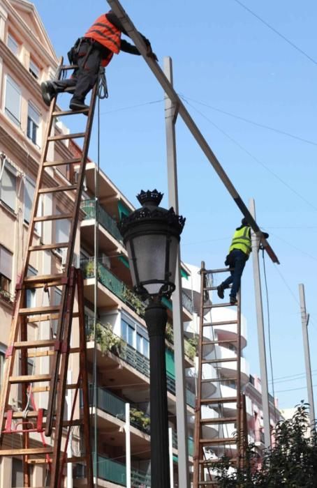 Polémica instalación de las luces de Fallas en la calle Sueca