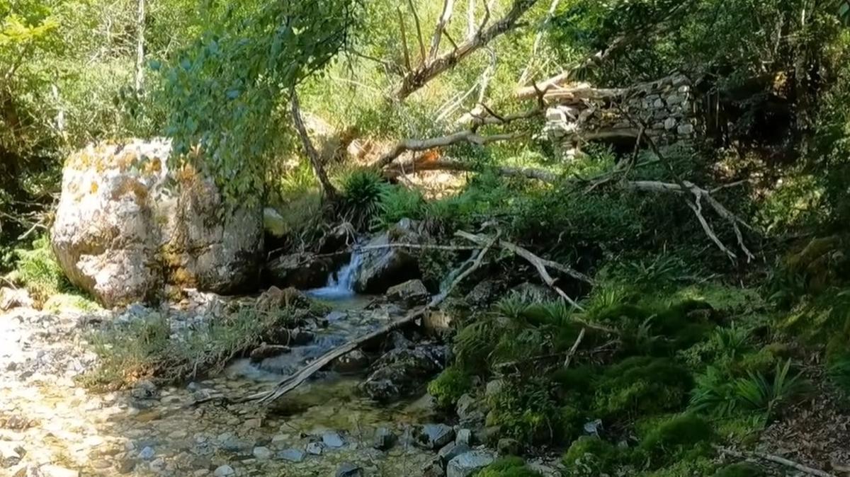 El río con la cascada del pueblo aislado de Suleima, donde consigue agua.