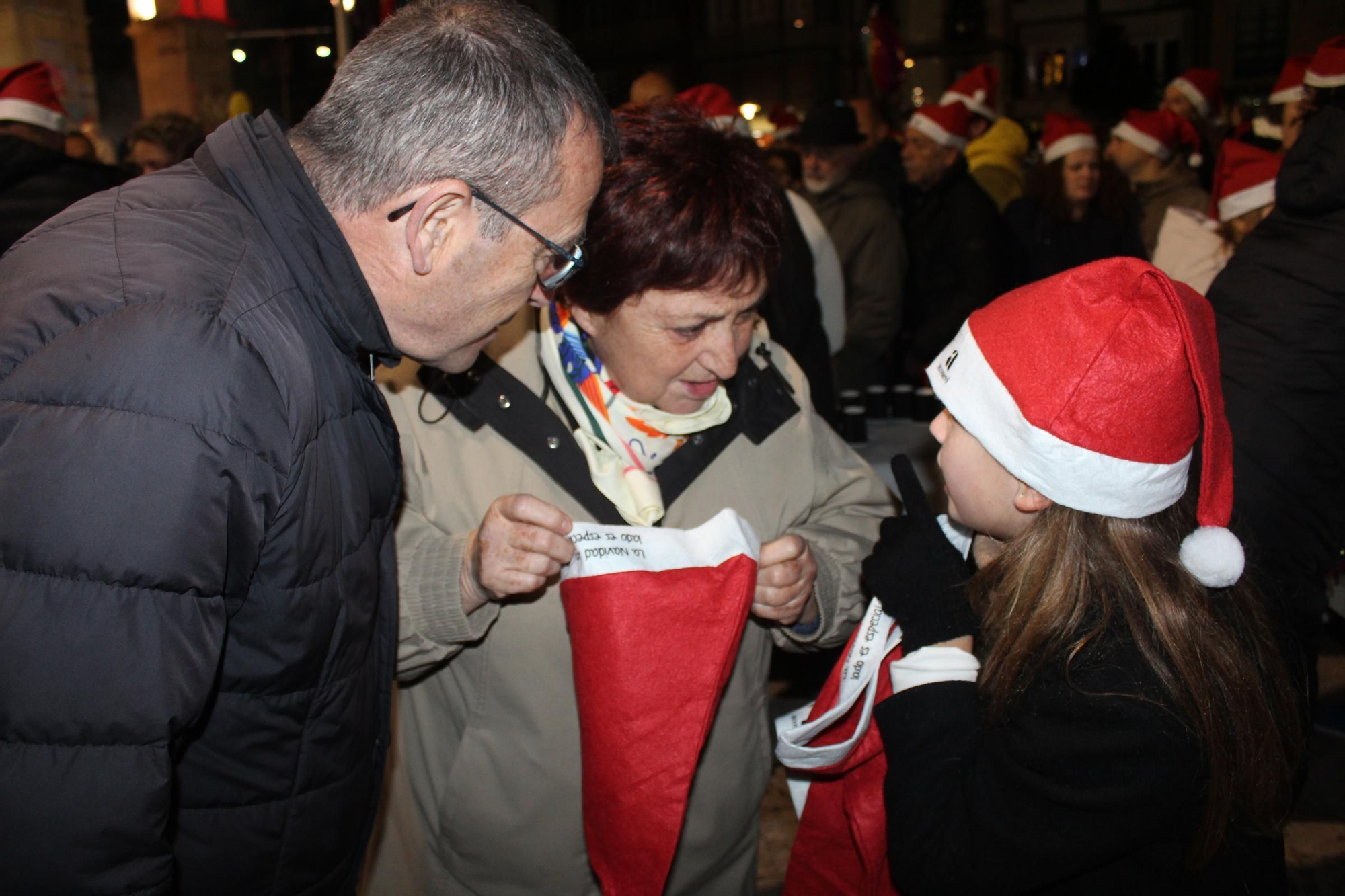 Villaviciosa 'descorcha' la Navidad con un brindis multitudinario