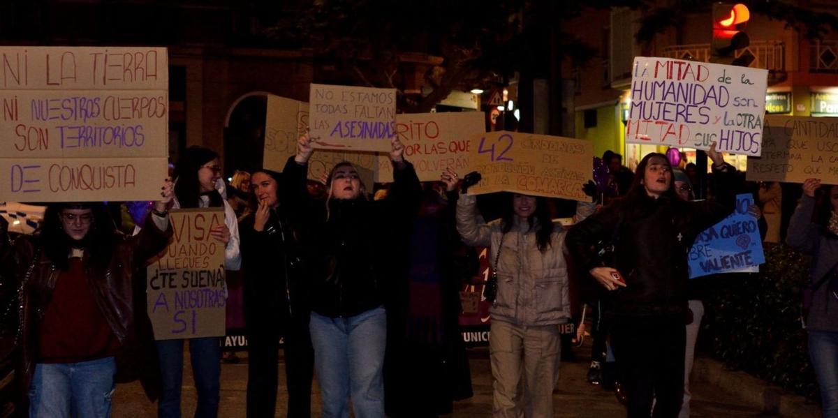 A lo largo de la manifestación se pudieron leer numerosas pancartas en contra de la violencia machista.  | SERVICIO ESPECIAL