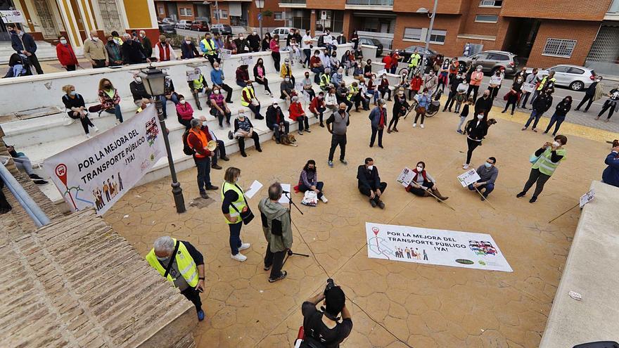 Más de un centenar de
vecinos de la Costera Sur
en la protesta. juan carloscaval.