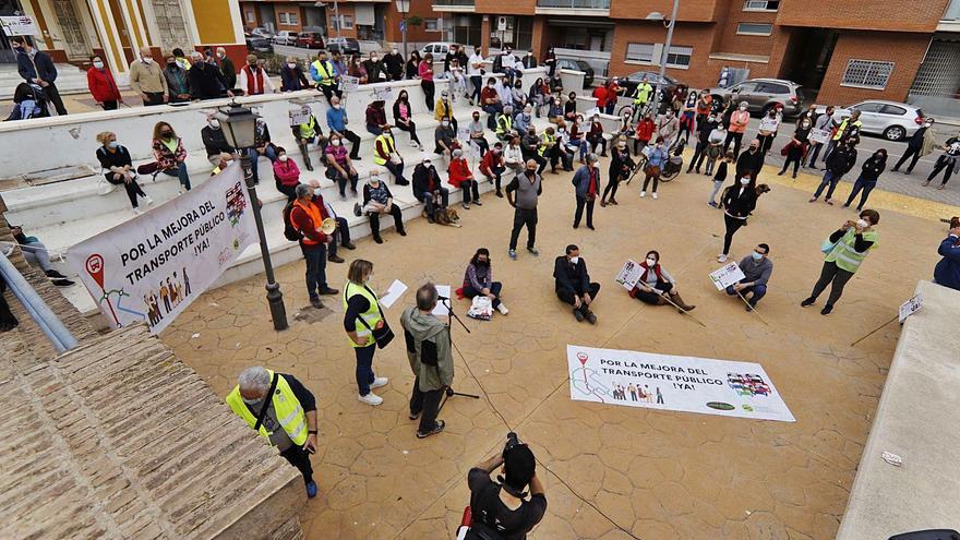 Los vecinos de la Costera Sur reivindican &quot;un transporte digno&quot;