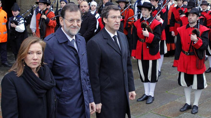 El presidente del Gobierno, Mariano Rajoy y su esposa, Elvira Fernández, acompañados por el presidente de la Xunta, Alberto Núñez Feijóo en la plaza del Obradoiro