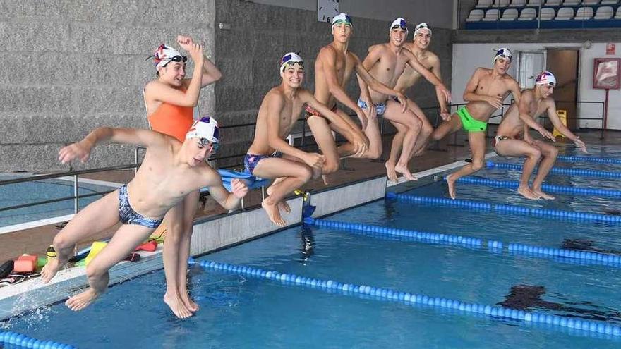 Los nadadores del Club del Mar, durante su entrenamiento de ayer por la mañana.