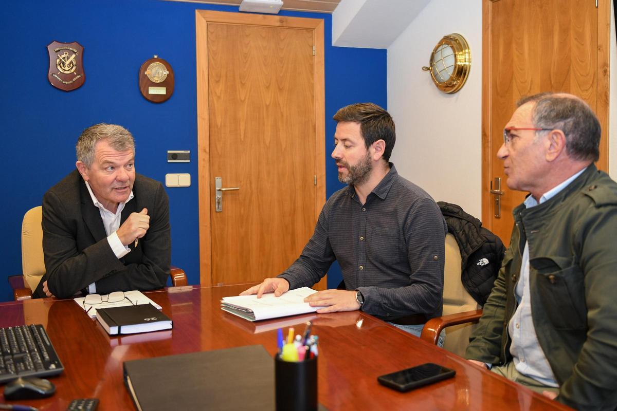 Un momento de la reunión entre las autoridades de Portos y del Concello de Cambados.