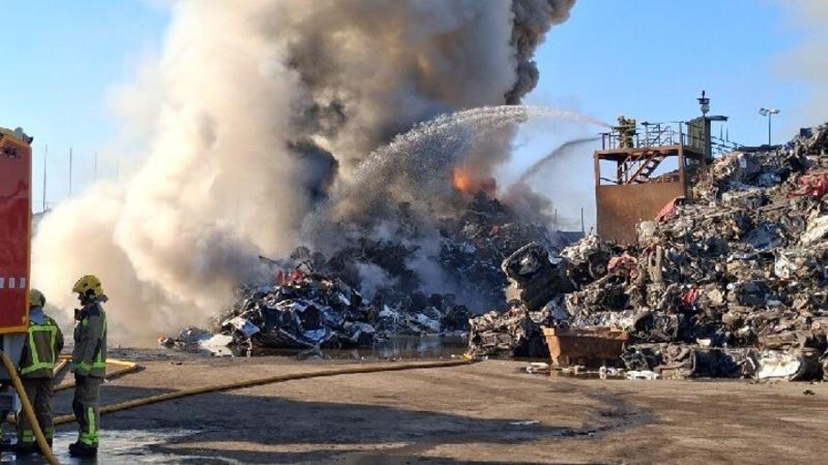 Una dotación de bomberos interviene en el incendio de un vertedero de Granollers