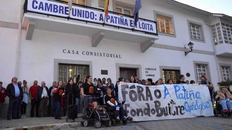 Protesta de los vecinos de A Patiña contra la rescisión de sus alquileres sociales.