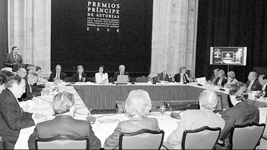 El jurado del premio de Cooperación al inicio de las deliberaciones, durante el homenaje a Calvo Sotelo. Al fondo, a la izquierda, Graciano García.