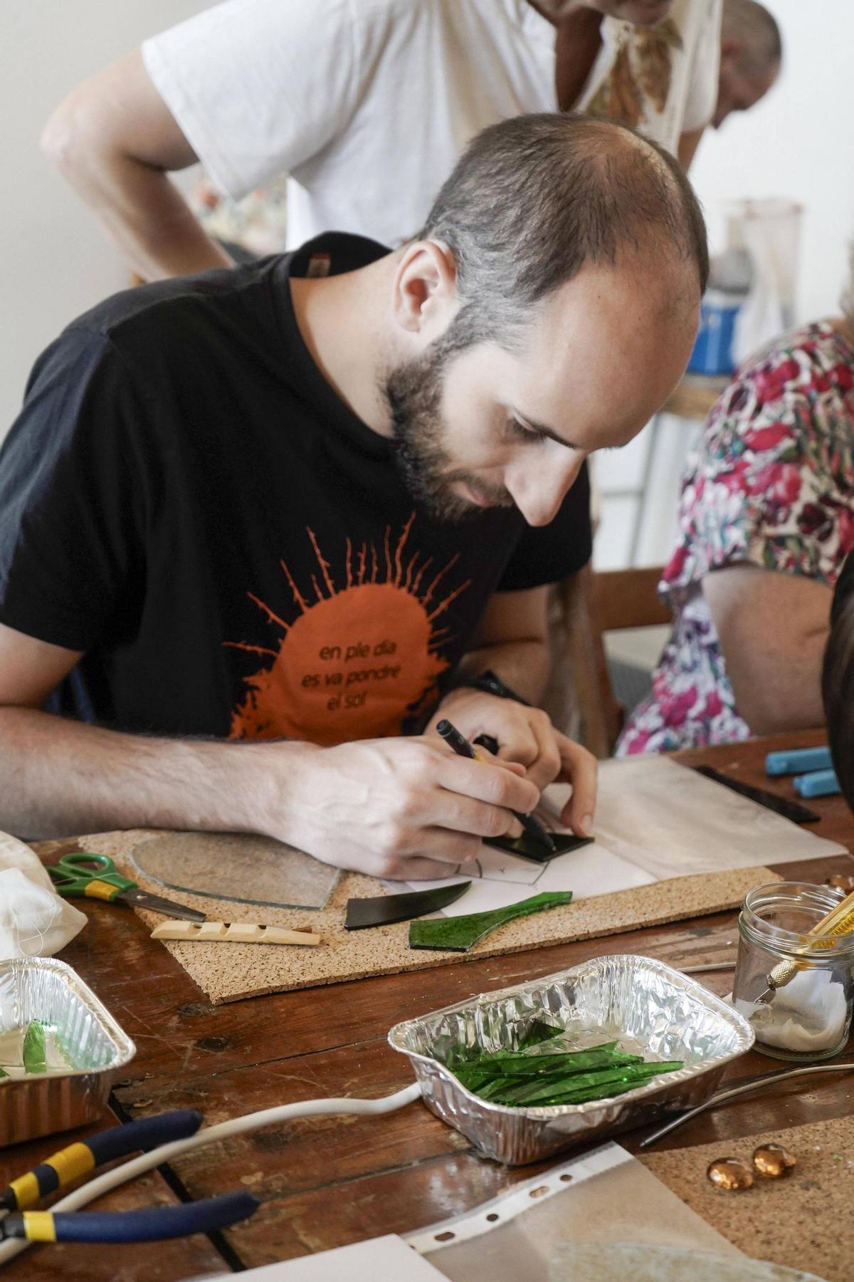 Meandre porta poesia, música, dibuix i vitralls en una jornada d'activitats a la Torre Lluvià de Manresa