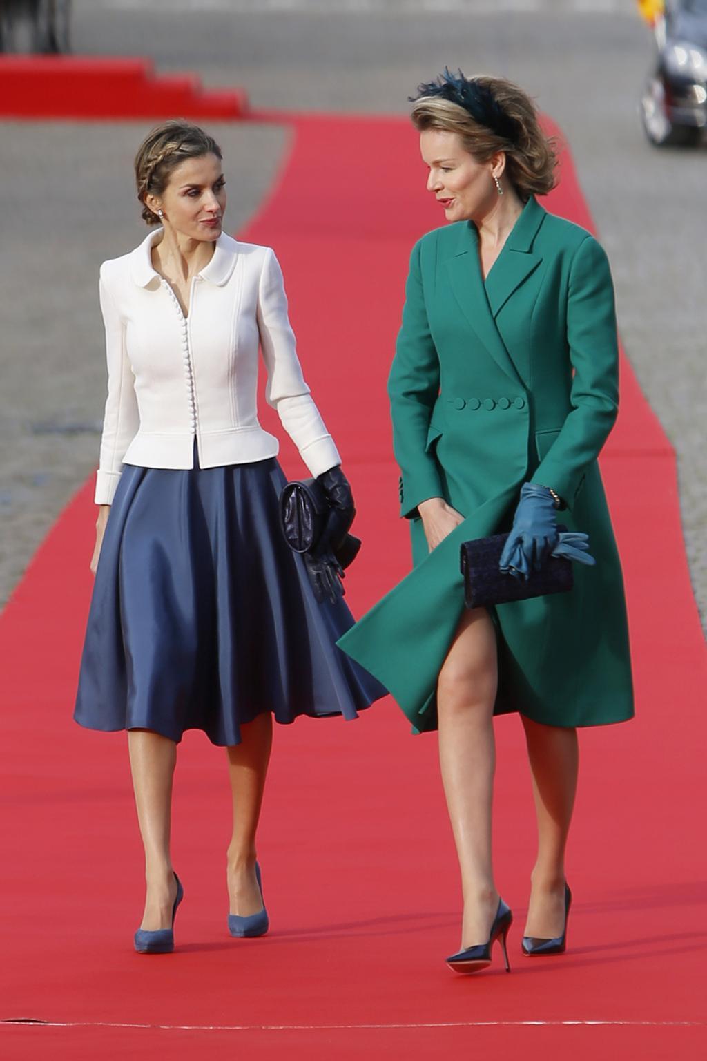 Doña Letizia visitó Bélgica con una conjunto de Felipe Varela con falda midi en seda. Como complementos, la Reina apostó por los guantes en piel, un accesorio al que no nos tenía acostumbrados.