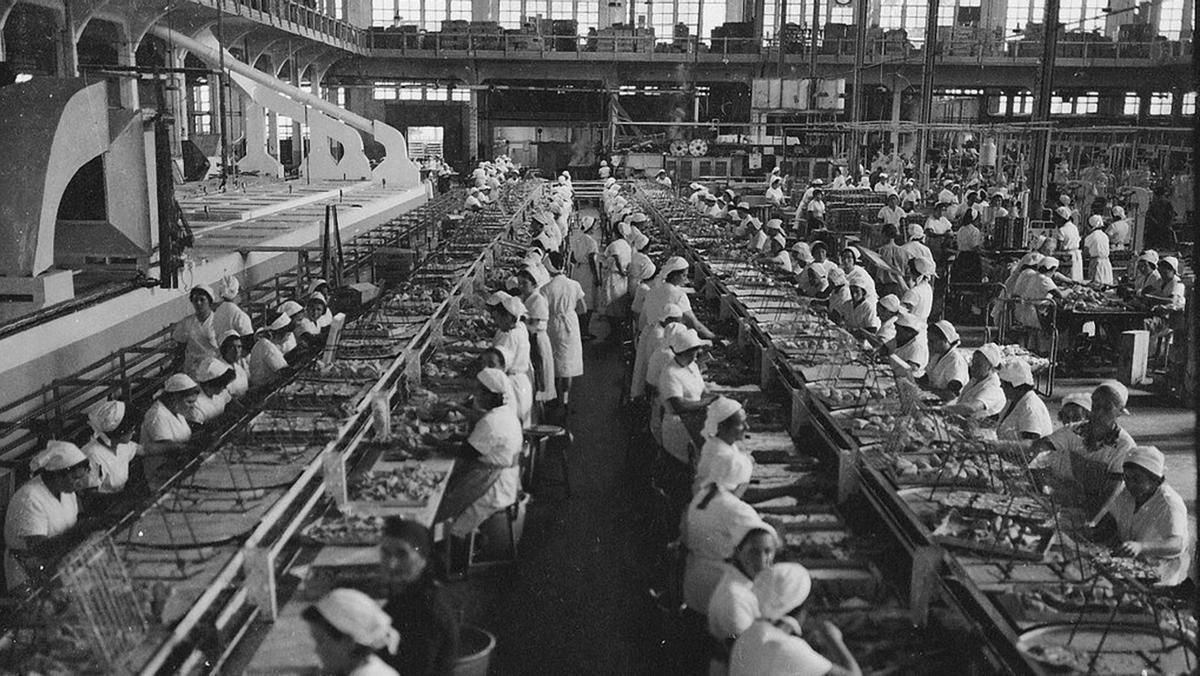 Mujeres trabajadoras en la fábrica de Massó a mediados del siglo XX.