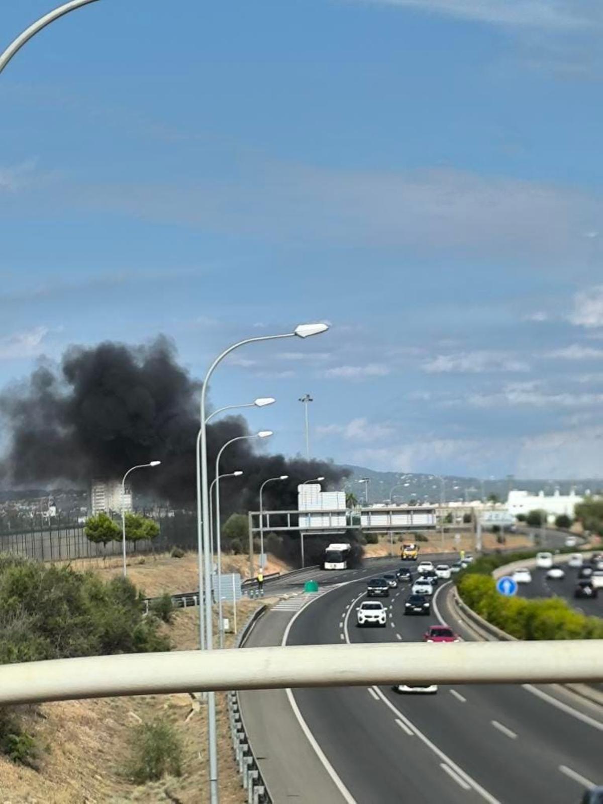 Incendio de un autobús de la EMT en la Vía de Cintura de Palma