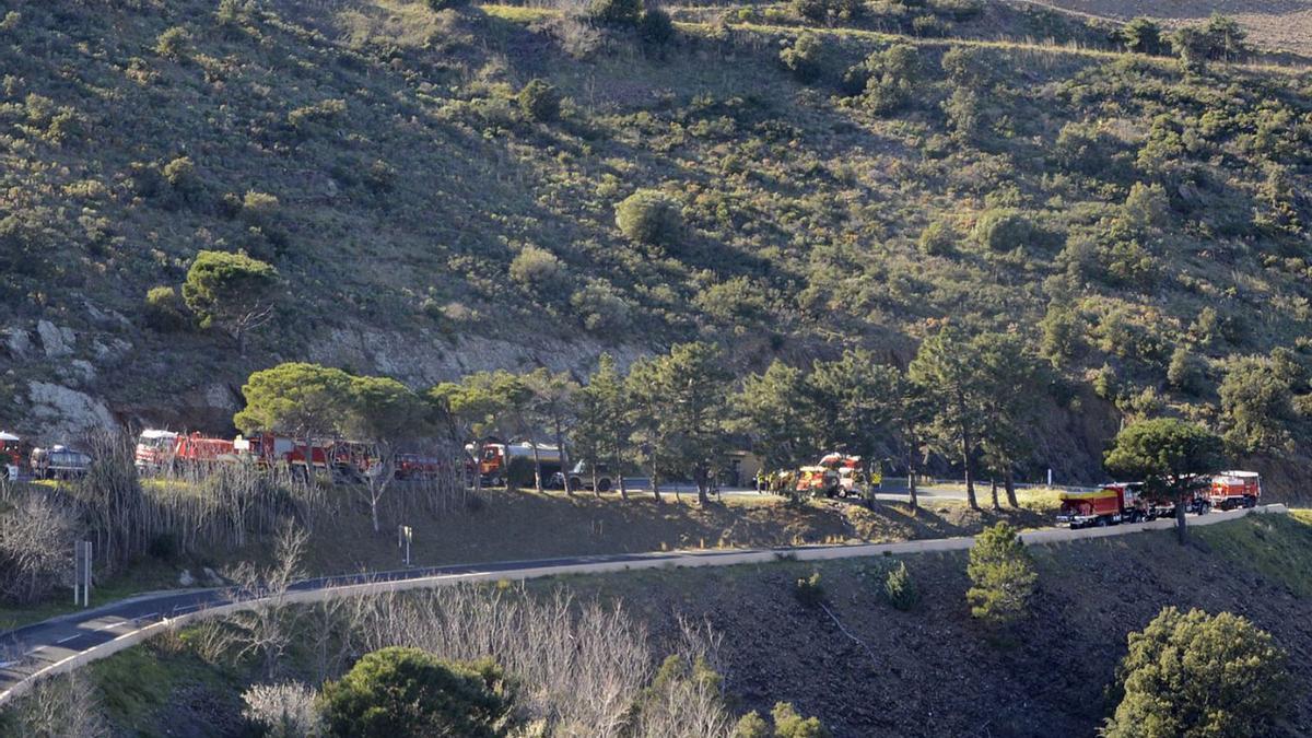 Vehicles d’emergències en un dels revolts de la carretera, en una imatge d’arxiu.  | DDG