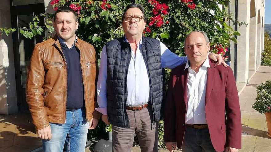 Por la izquierda, Javier Fernández, Julio Lacuerda y Alberto del Valle, ayer en Noreña.