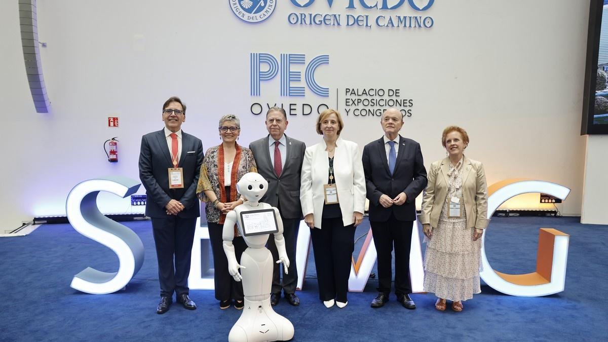 José Miguel Álvarez Cabo, Concepción Saavedra, Alfredo Canteli, Pilar Rodríguez Ledo, Alfonso López Muñiz y Raquel López de la Peña junto al robot "Pelayo".