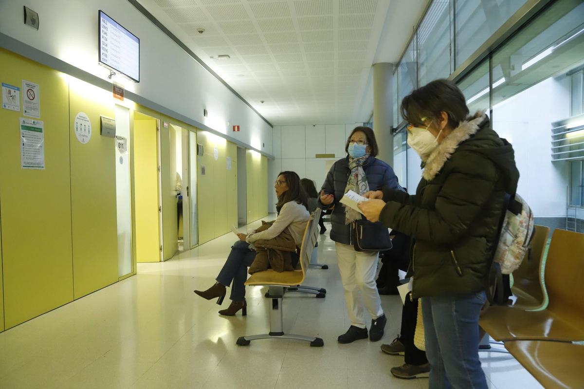 Pacientes esperando para ser atendidos en consulta.