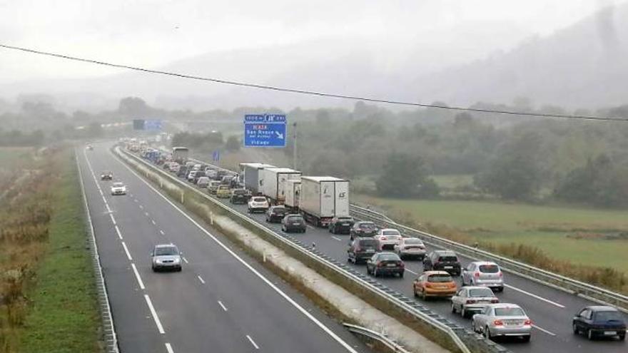 Larga hilera de vehículos atascados en la autovía del Cantábrico a la altura de Llanes.
