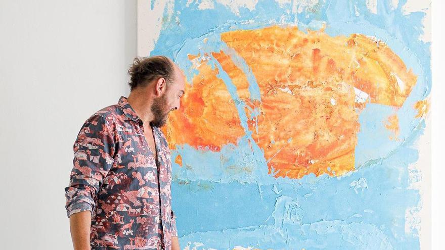 Genios, ‘fameliars’ y pintura: el universo invisible de la Ibiza de Jesús de Miguel llega al Far de ses Coves Blanques