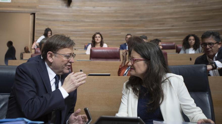 Ximo Puig y Mónica Oltra, en la sesión de investidura. Foto: Fernando Bustamante
