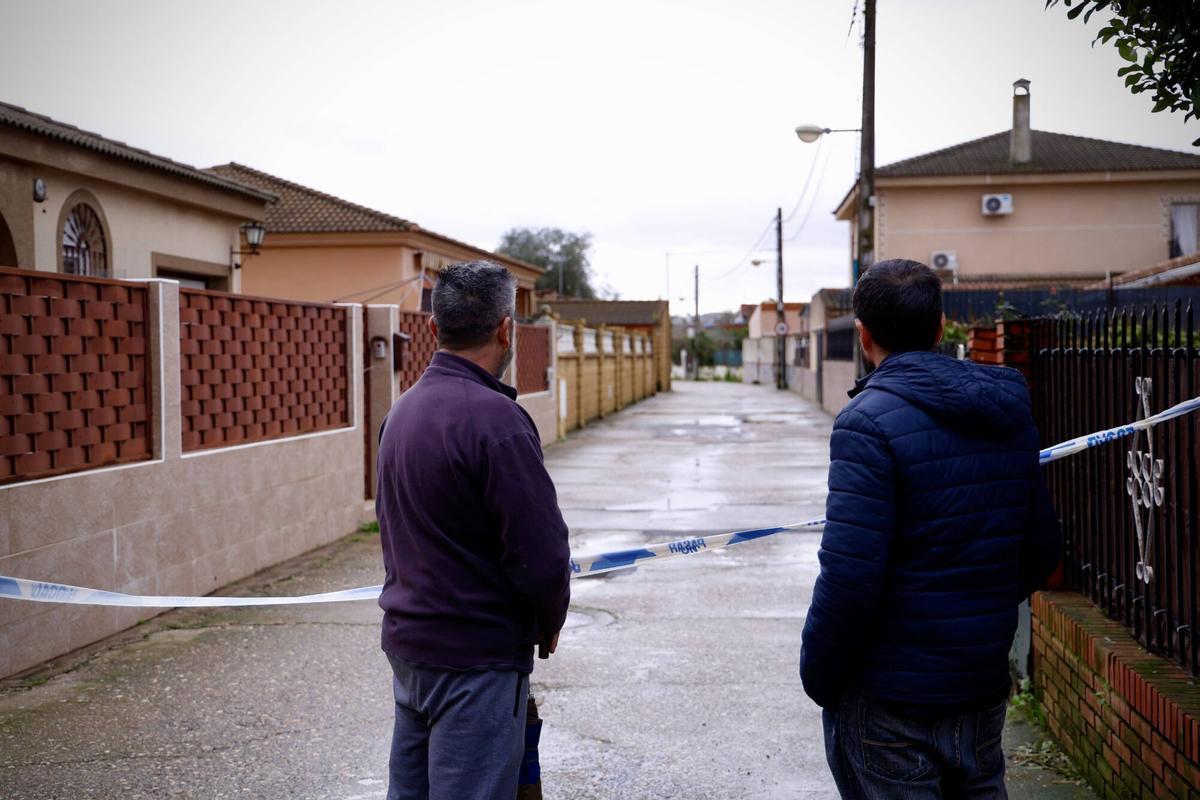 Vecinos observan viviendas evacuadas en Majaneque al otro lado del cordón policial.