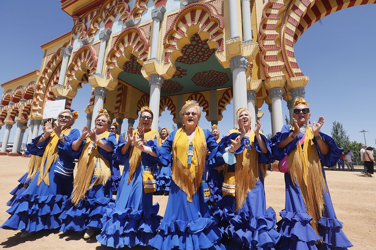 Los coros rocieros impregnan de alegría y color el camino al Arenal