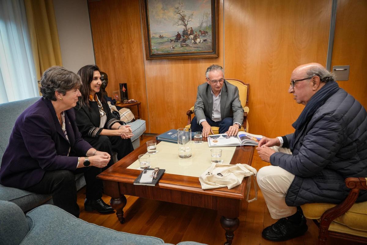 Instante de la reunión entre la Delegación del Gobierno en Extremadura y el representante de la Fundación Policía Nacional, Germán López Iglesias.