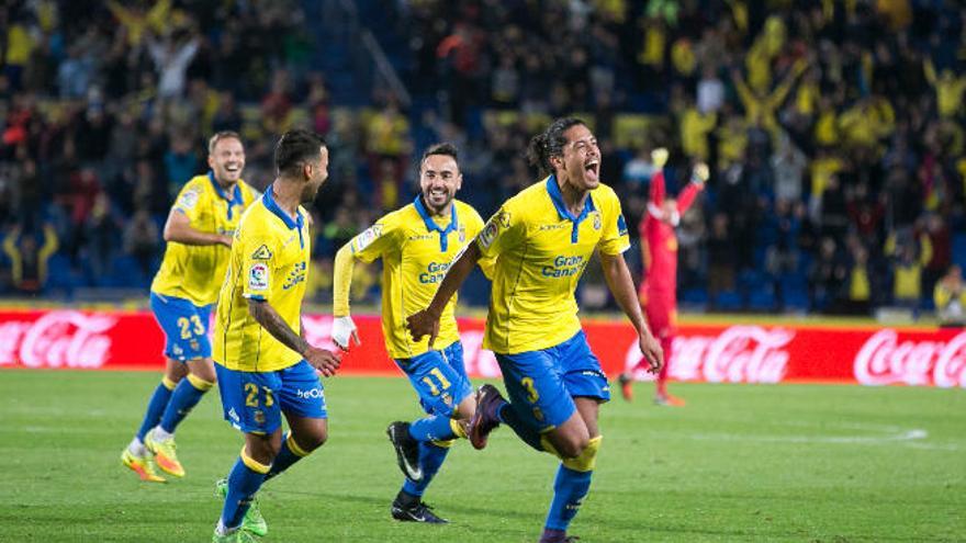 Lemos, perseguido por Viera, Momo y Dani Castellano, festeja el gol que le hizo al Valencia de falta directa.