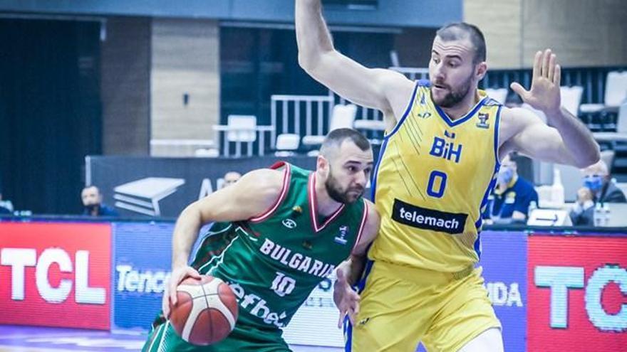 Pavel Marinov jugando con la selección de Bulgaria.