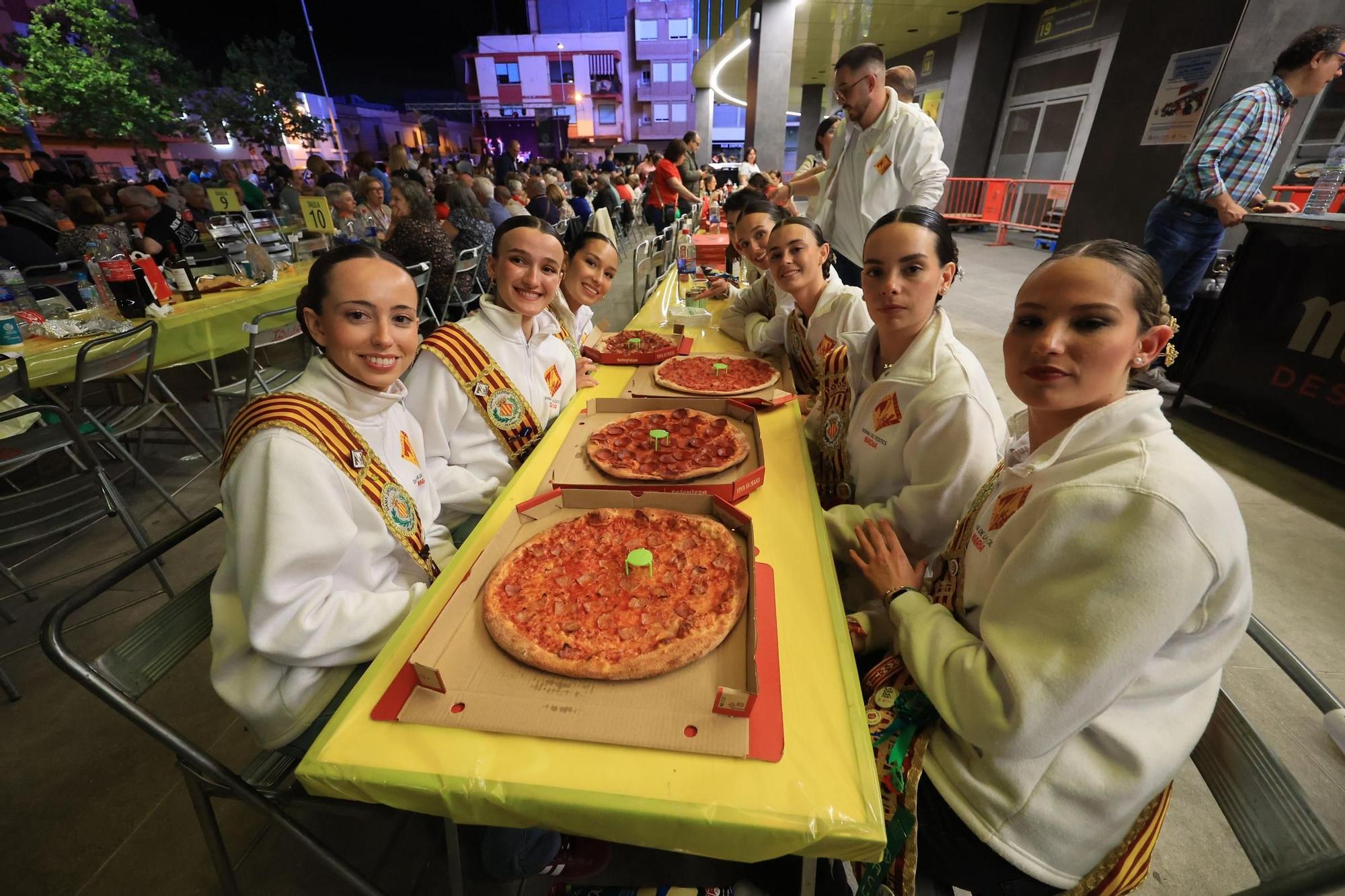 Búscate en la galería de fotos del Macrosopar de Veïns de las fiestas de Vila-real
