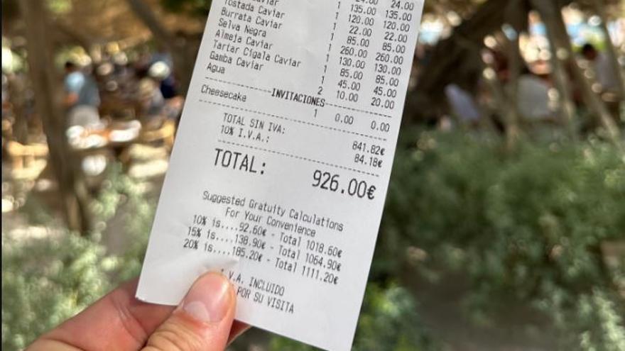 Un &#039;influencer&#039; paga mil euros por comer en Ibiza a base de caviar ¡y se queja del precio del agua!