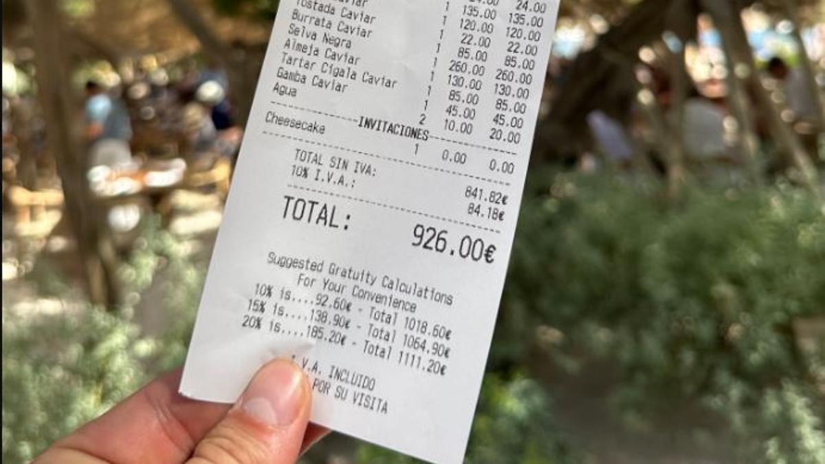 Factura pagada por un 'influencer' gastronómico en un restaurante de Ibiza.