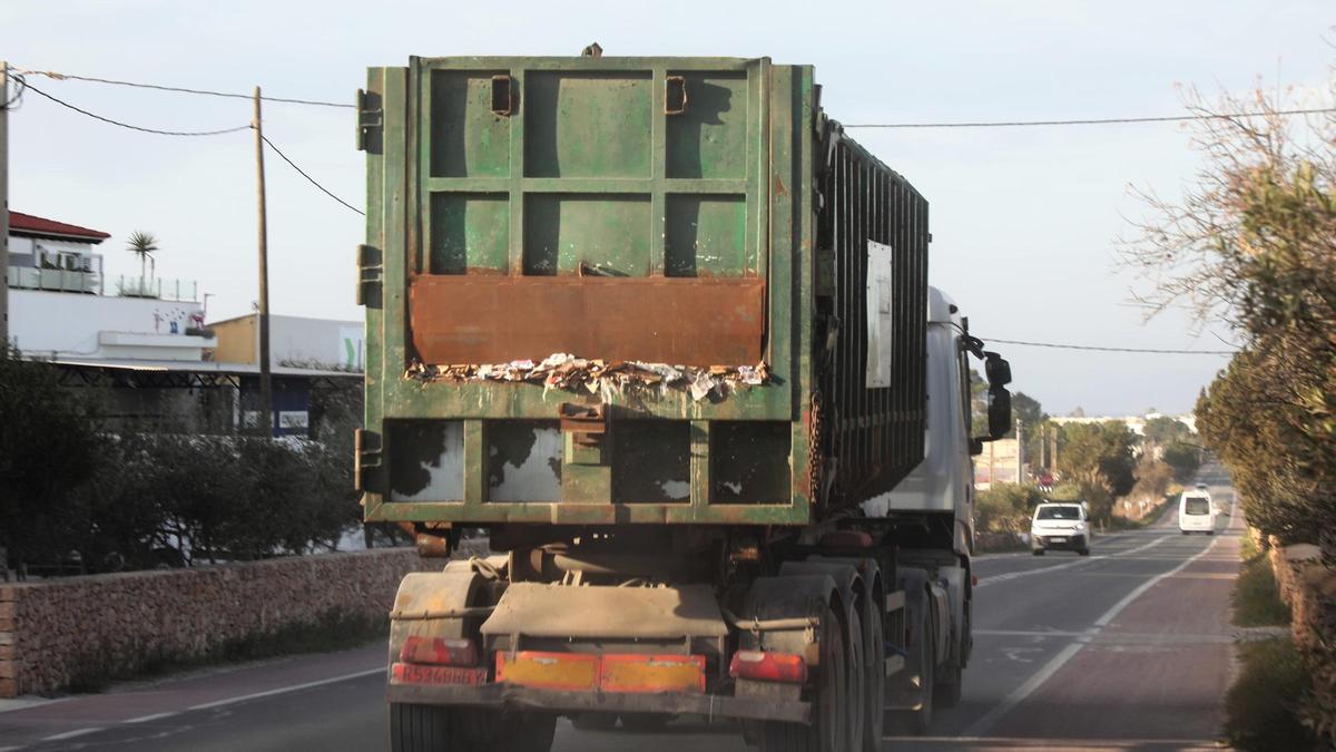 Camión de las basuras de Formentera circulando por la PM-820.