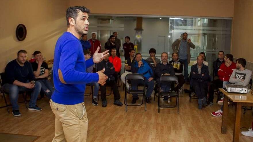 Jorge Rodríguez presentó ayer en Don Xamón su proyecto para dirigir el Lalín. // Bernabé/Ana Agra