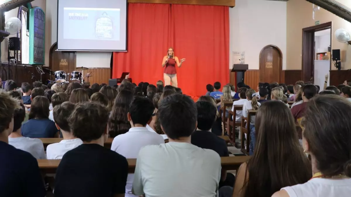 El projecte Valors Olímpics arriba a les aules de Barcelona amb la waterpolista Marta Bach
