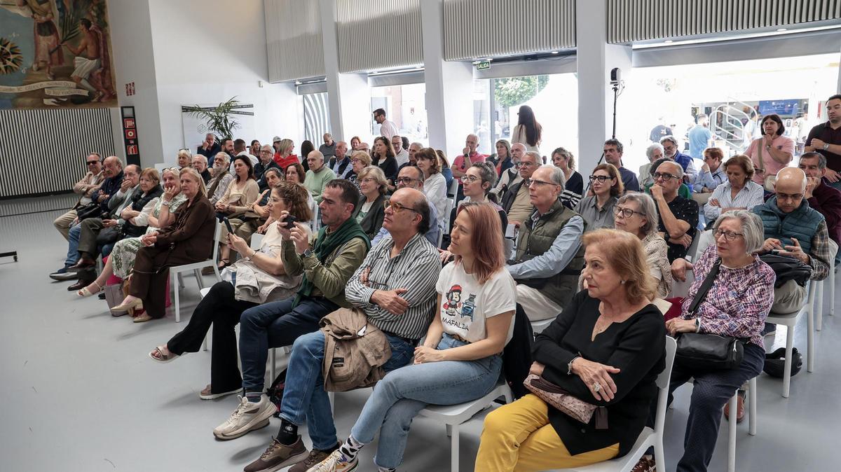 Público en la presentación del libro "Andar, ver, saborear y contar", ensayo biográfico sobre Antonio González Pomata.