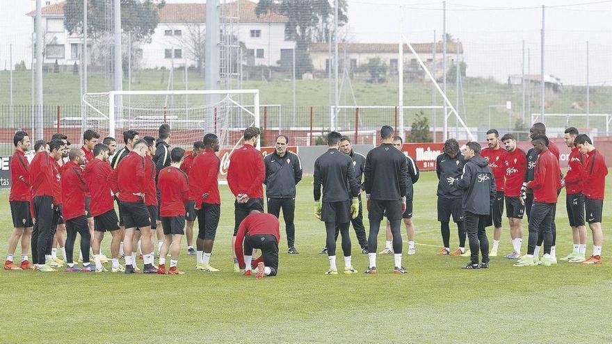 Rubi, acompañado de sus auxiliares, se dirige a sus futbolistas en un entrenamiento.