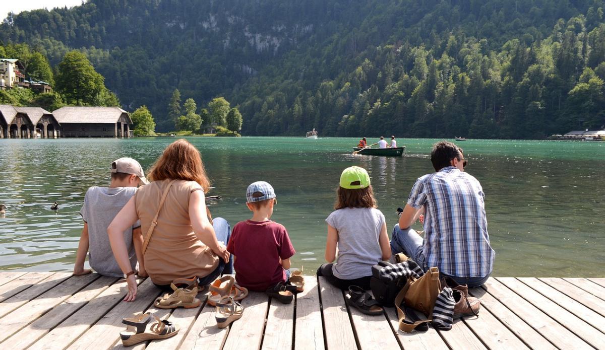 Una familia en un lago.