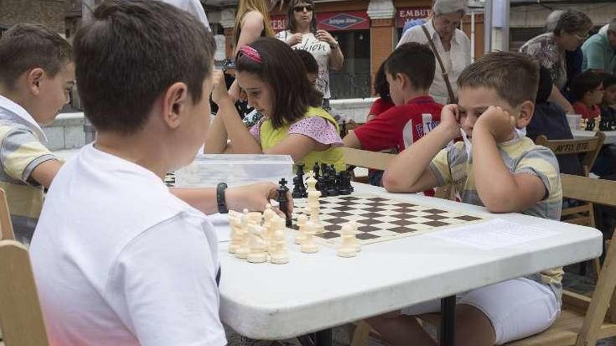 El Club de Ajedrez de Benavente enseña y juega en la plaza del Corrillo