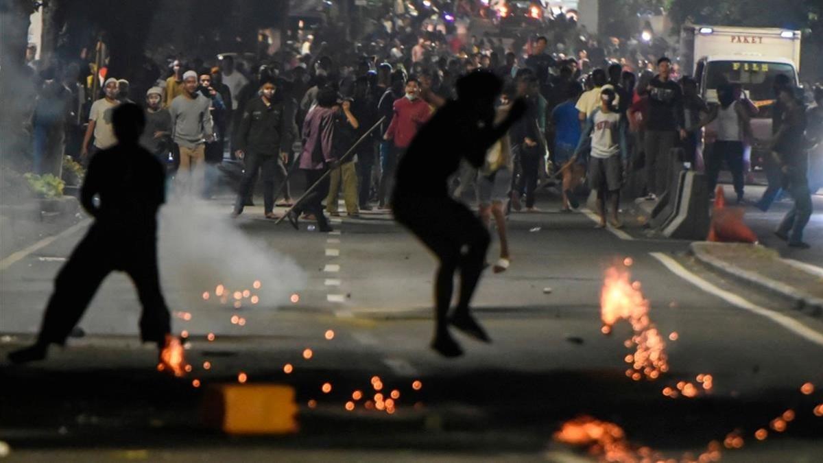 Los manifestantes se enfrentan a la policía en las protestas contra la reelección del presidente, este miércoles en Yakarta.