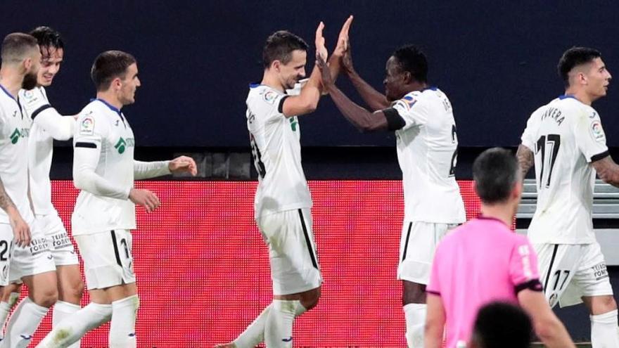 Los jugadores del Getafe celebran un gol al Cádiz.