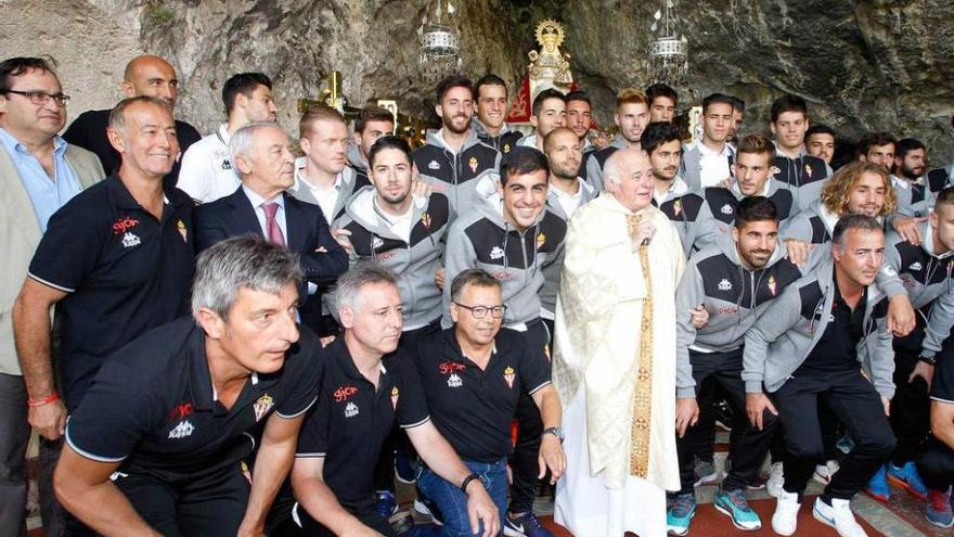 La plantilla y el consejo durante la visita a Covadonga con el capellán rojiblanco Fernando Fueyo.