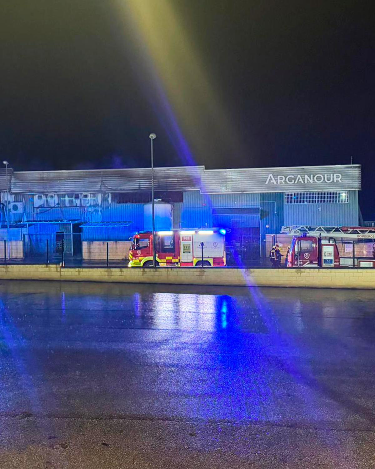 Bomberos durante las labores de extinción del incendio en las naves de Arganour.