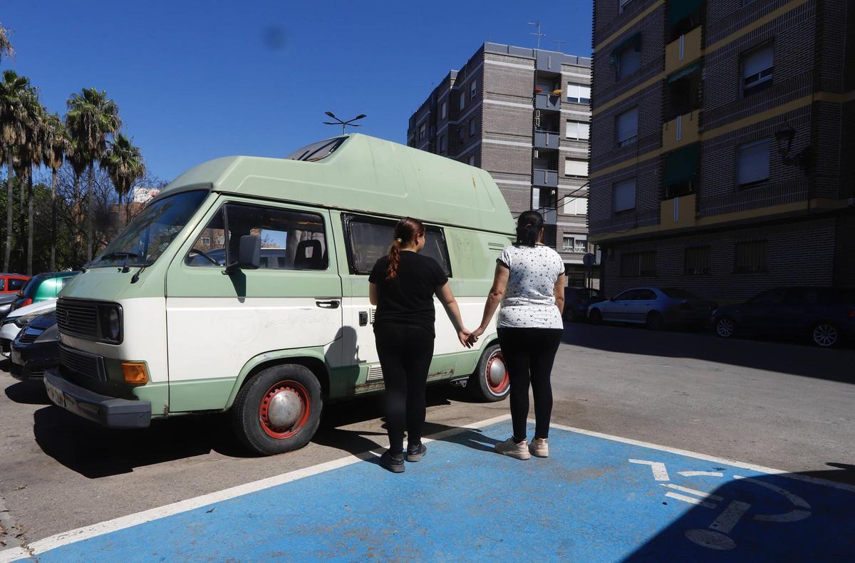Un desahucio en Tavernes Blanques deja a una mujer con sus dos hijas viviendo en una caravana