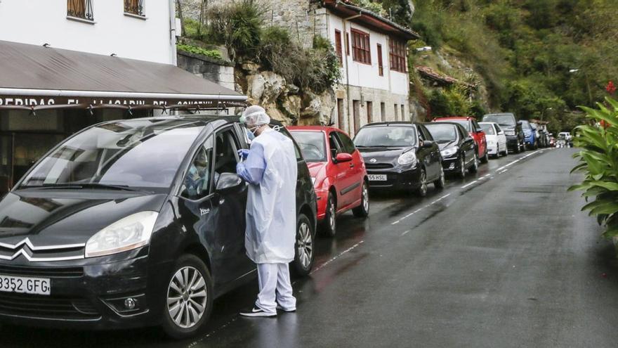 Un sanitario hace pruebas de PCR en Ponga.